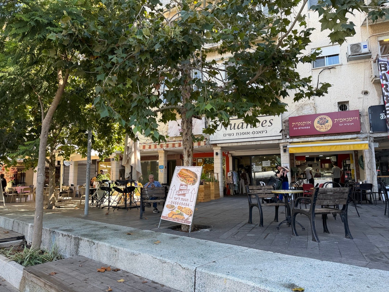 המסעדה והישיבה ברחבת הפסנתר, מרכז הכרמל.